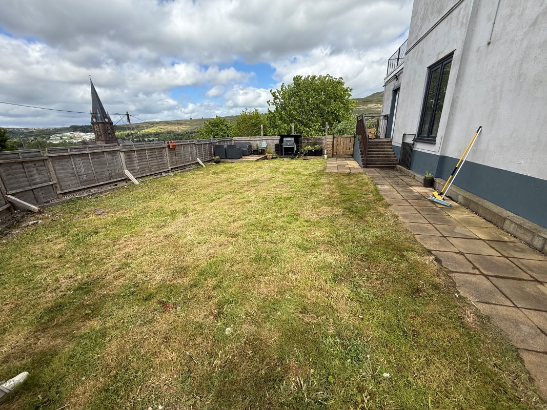 Drysiog Inn, 26 Commercial Street, Ebbw Vale, Gwent, NP23 6BS