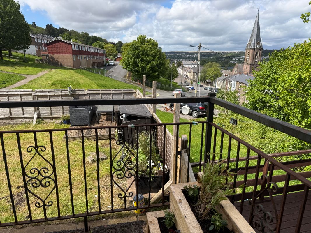 Drysiog Inn, 26 Commercial Street, Ebbw Vale, Gwent, NP23 6BS
