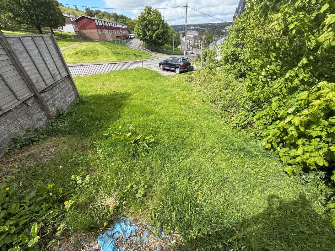 Drysiog Inn, 26 Commercial Street, Ebbw Vale, Gwent, NP23 6BS