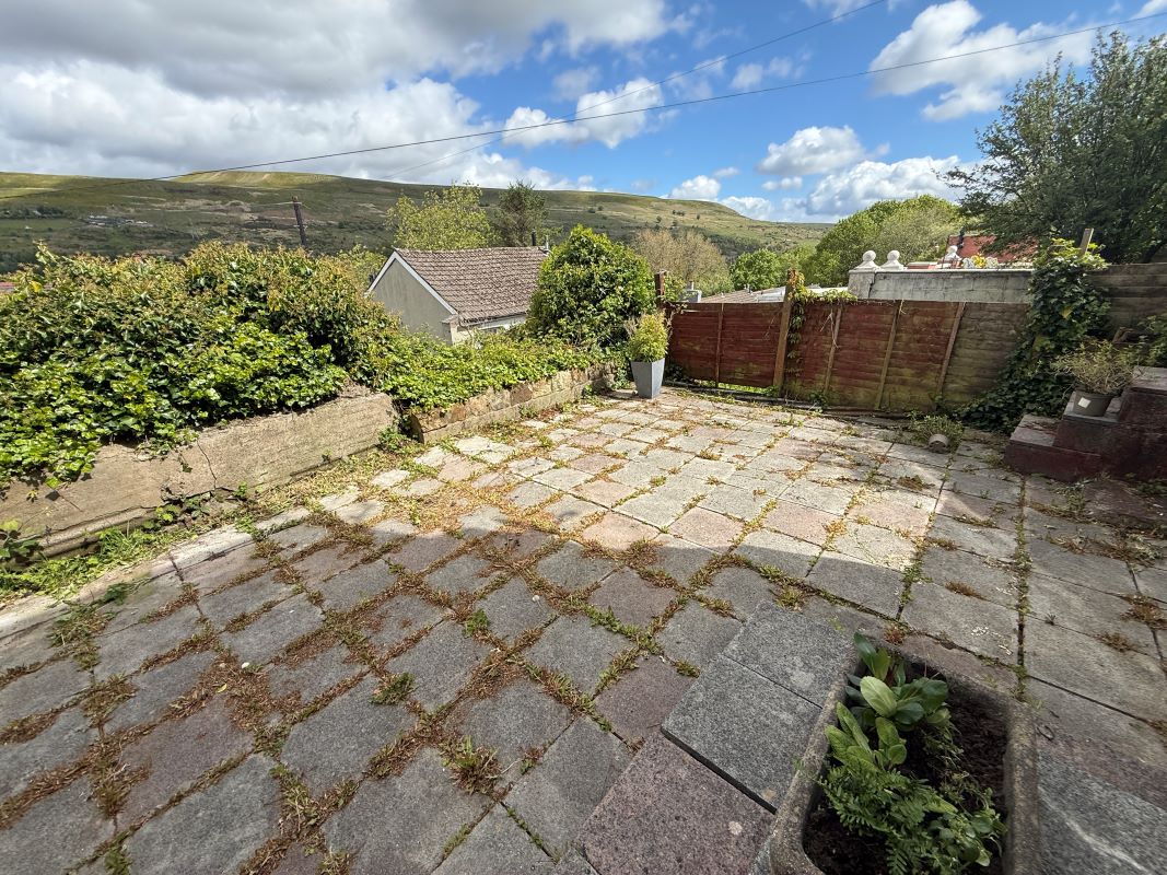 Drysiog Inn, 26 Commercial Street, Ebbw Vale, Gwent, NP23 6BS