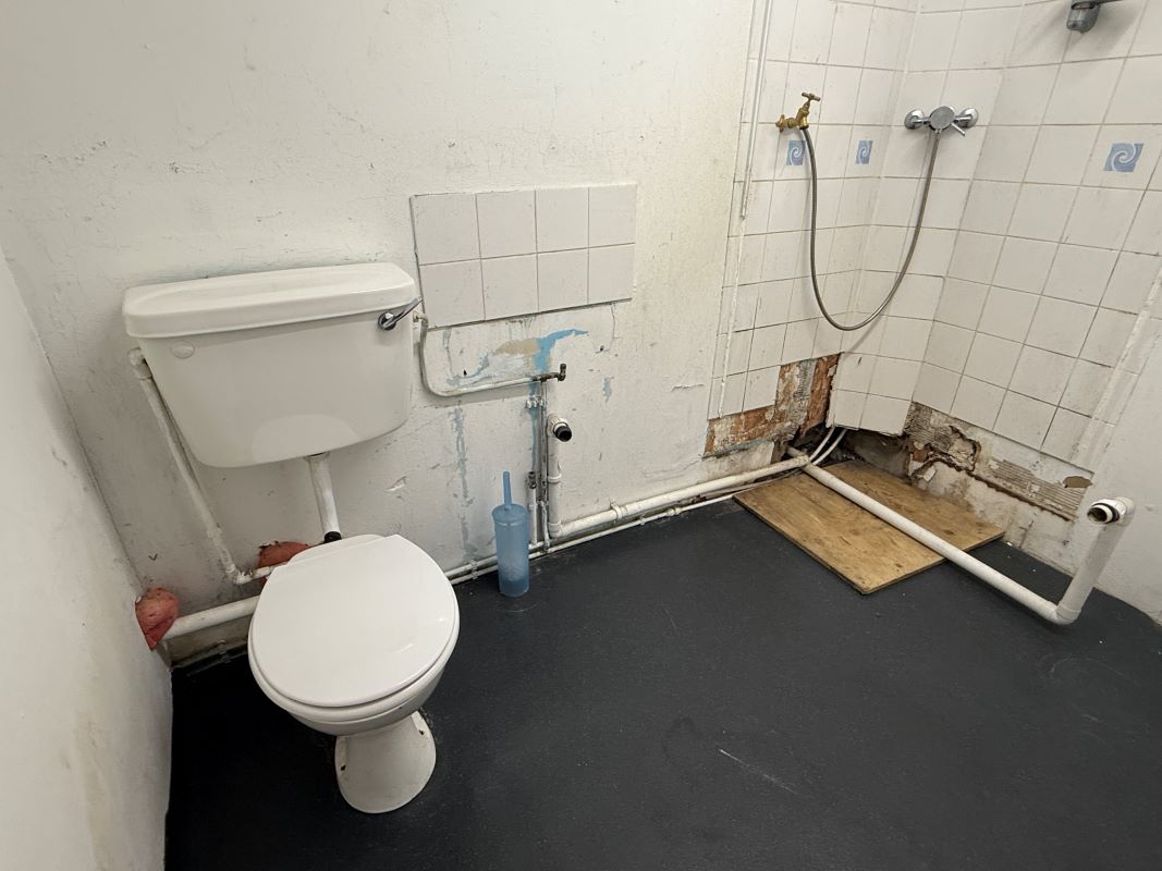 Drysiog Inn, 26 Commercial Street, Ebbw Vale, Gwent, NP23 6BS