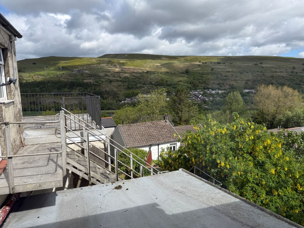 Drysiog Inn, 26 Commercial Street, Ebbw Vale, Gwent, NP23 6BS