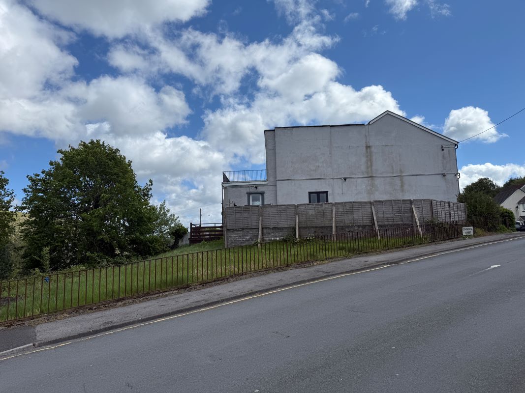 Drysiog Inn, 26 Commercial Street, Ebbw Vale, Gwent, NP23 6BS
