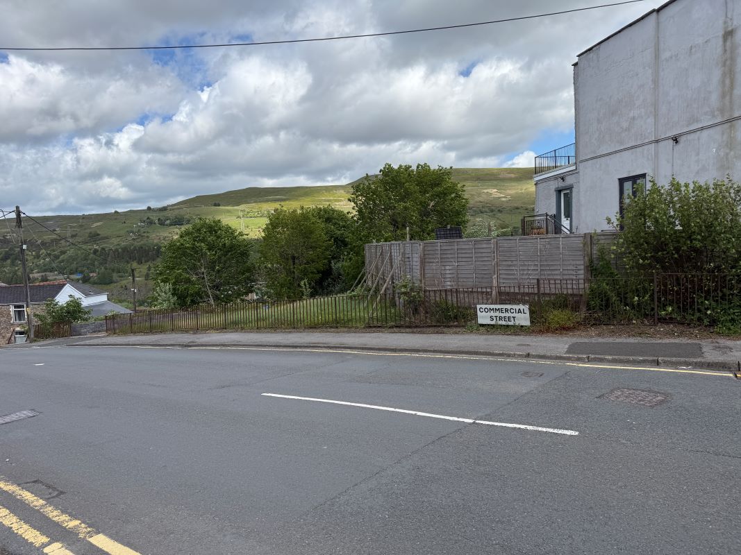 Drysiog Inn, 26 Commercial Street, Ebbw Vale, Gwent, NP23 6BS