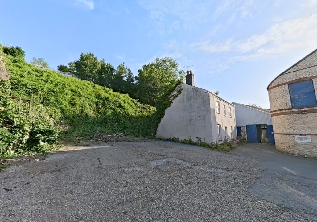 Image 3 of 4