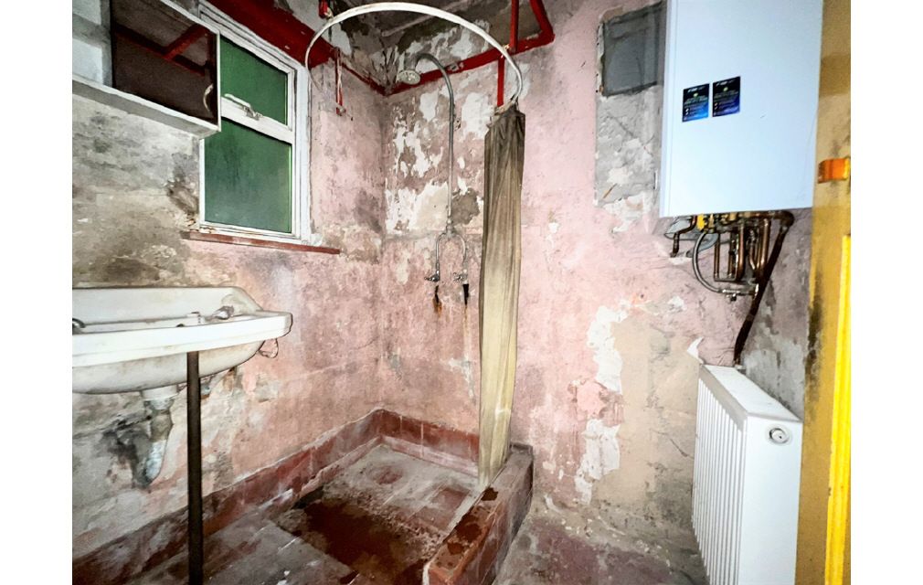 70 Garlands Road, Redhill, Surrey, RH1 6NT