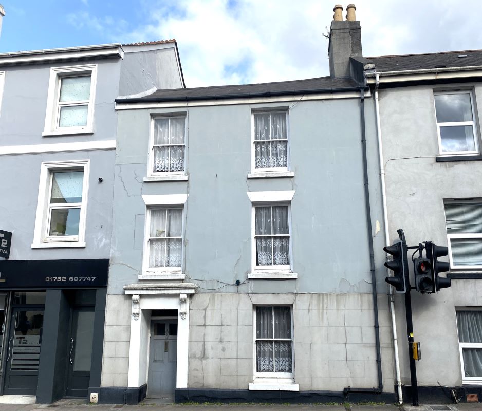 Freehold Three Storey House Vacant Possession