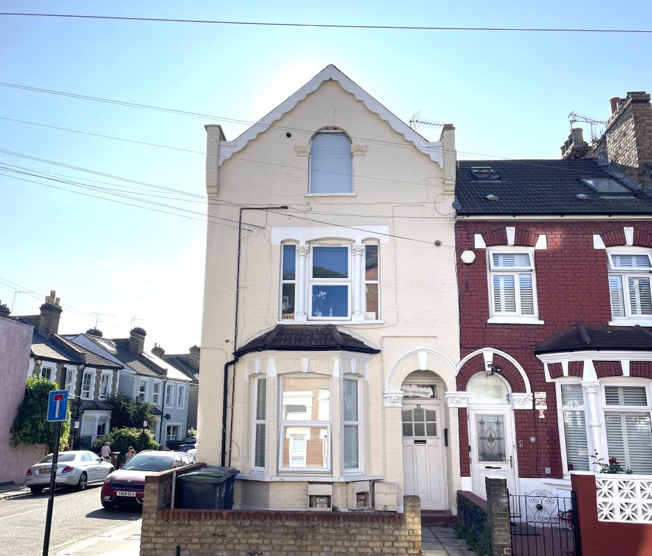 31(C) Queens Road, Bowes Park, N11 2QJ