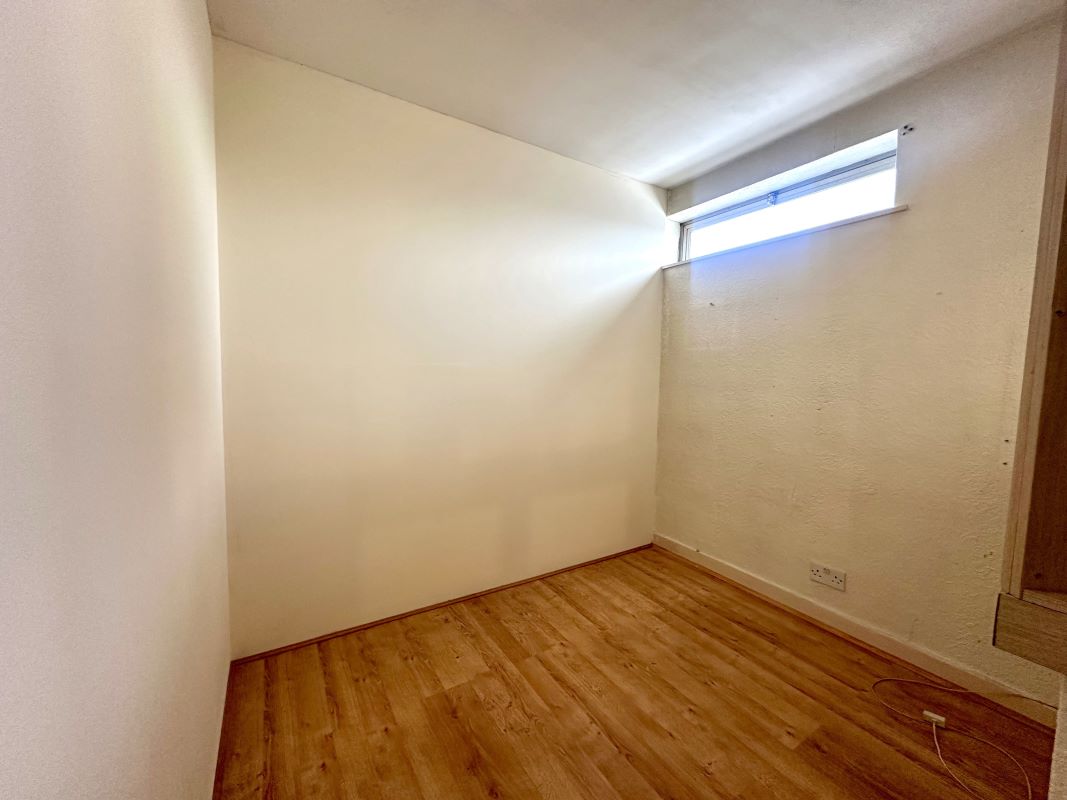 Online Property Auction in London: Isobel House, Staines Road West, Sunbury-on-Thames, TW16 7BD | Auction ends 04/12/2025, a Guide Price of £115,000+.