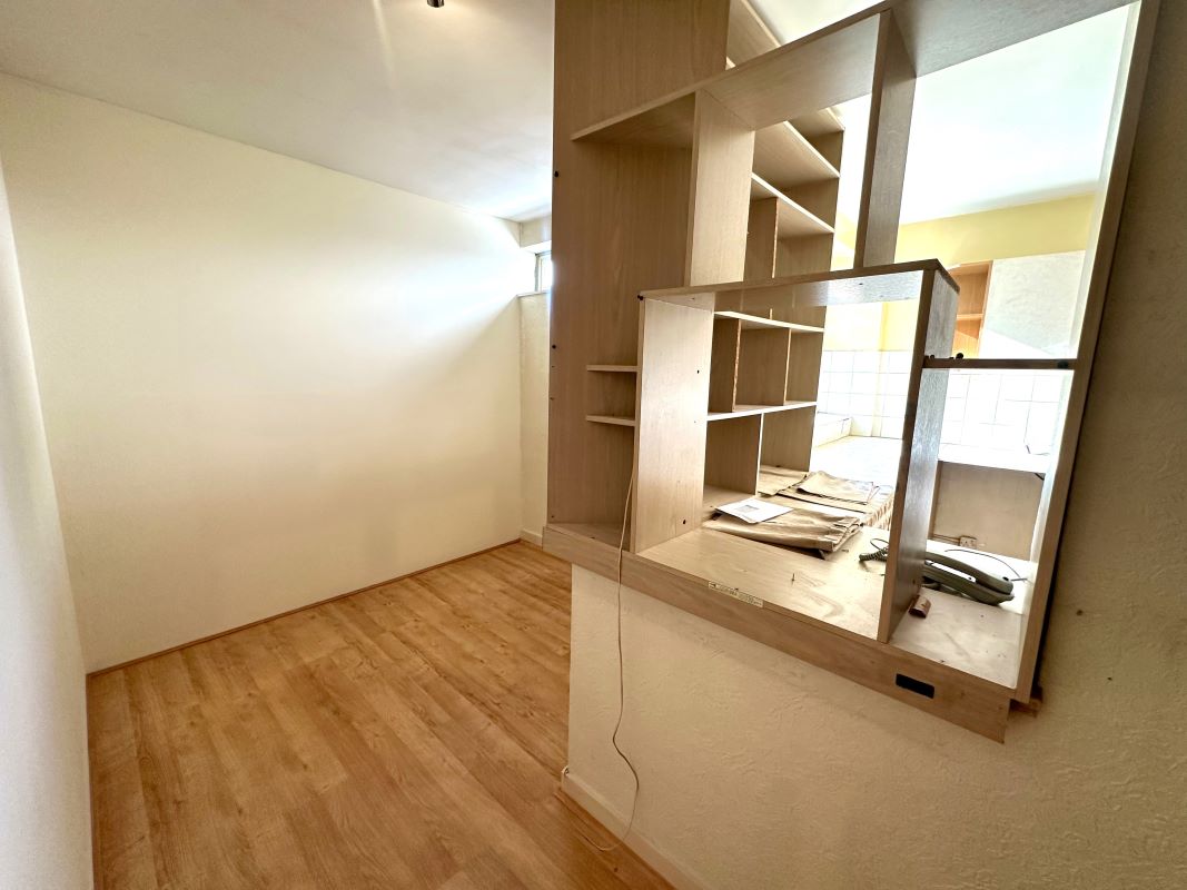 Online Property Auction in London: Isobel House, Staines Road West, Sunbury-on-Thames, TW16 7BD | Auction ends 04/12/2025, a Guide Price of £115,000+.