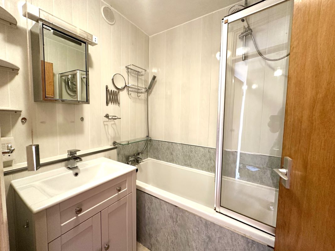 Online Property Auction in London: Isobel House, Staines Road West, Sunbury-on-Thames, TW16 7BD | Auction ends 04/12/2025, a Guide Price of £115,000+.