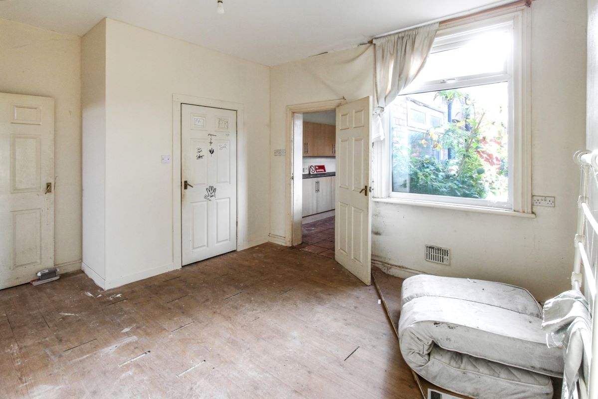Online Property Auction in London: Cheapside, Worksop, S80 2HU | Auction ends 04/12/2025, a Guide Price of £30,000+.