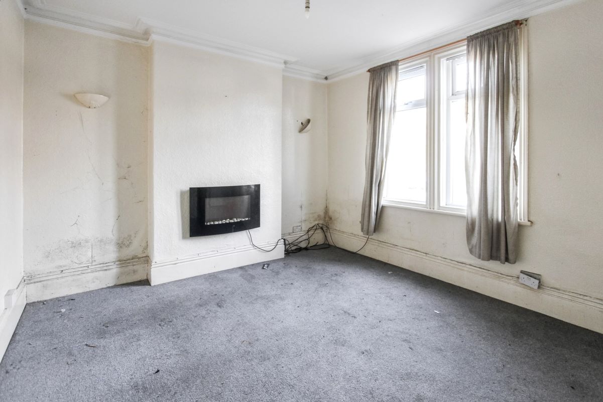 Online Property Auction in London: Cheapside, Worksop, S80 2HU | Auction ends 04/12/2025, a Guide Price of £30,000+.