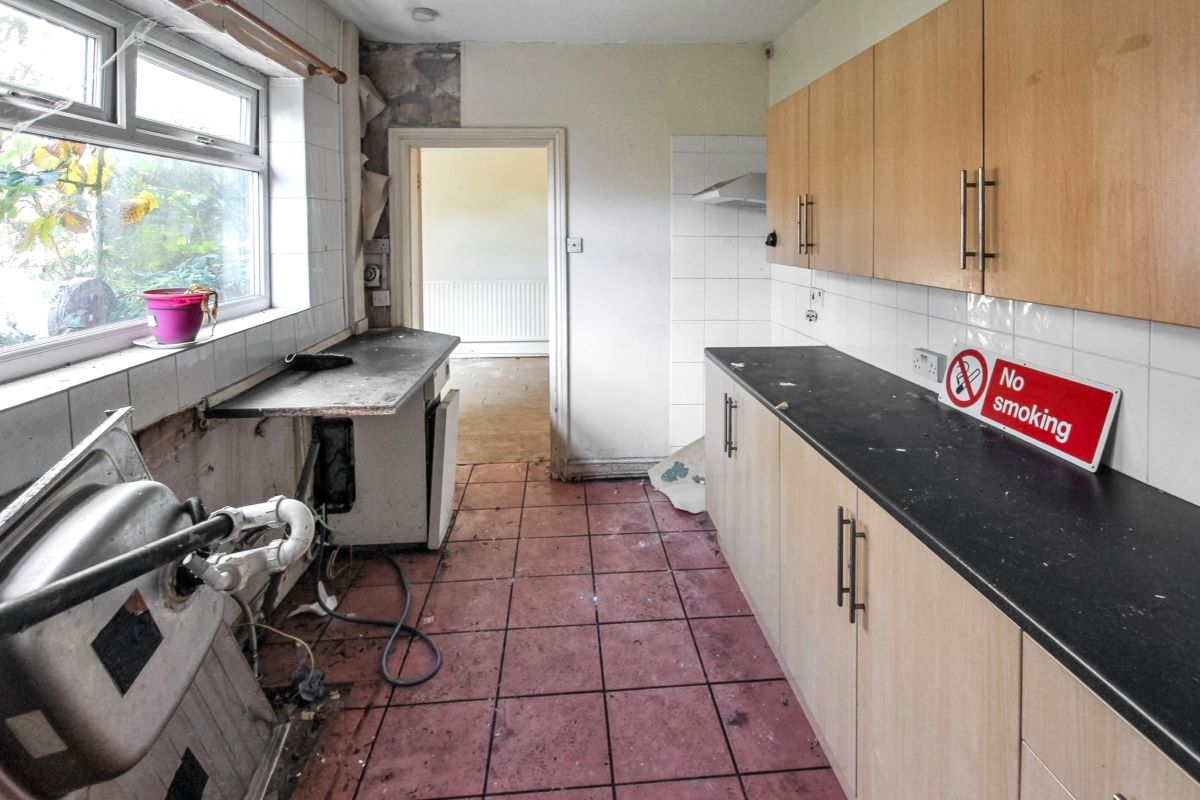 Online Property Auction in London: Cheapside, Worksop, S80 2HU | Auction ends 04/12/2025, a Guide Price of £30,000+.