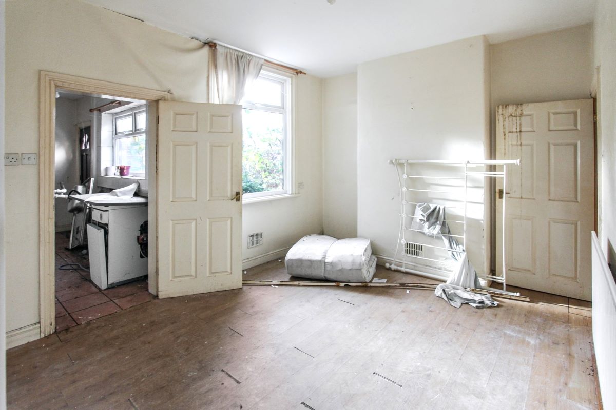 Online Property Auction in London: Cheapside, Worksop, S80 2HU | Auction ends 04/12/2025, a Guide Price of £30,000+.