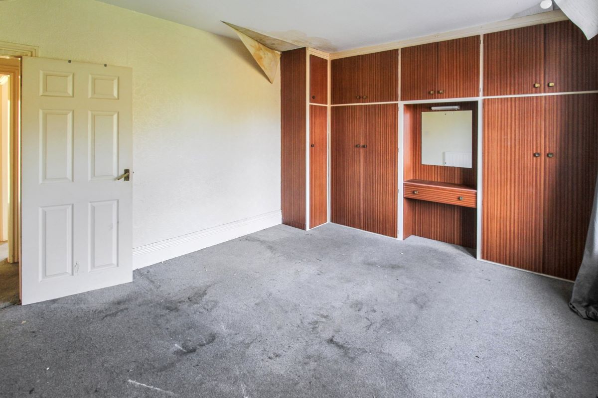 Online Property Auction in London: Cheapside, Worksop, S80 2HU | Auction ends 04/12/2025, a Guide Price of £30,000+.