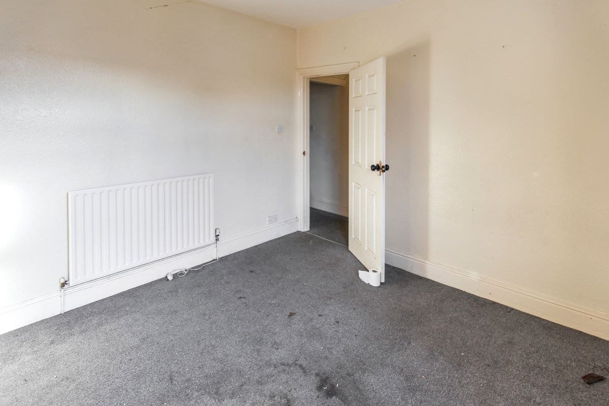Online Property Auction in London: Cheapside, Worksop, S80 2HU | Auction ends 04/12/2025, a Guide Price of £30,000+.