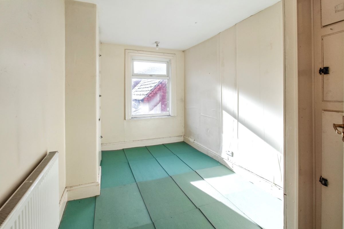 Online Property Auction in London: Cheapside, Worksop, S80 2HU | Auction ends 04/12/2025, a Guide Price of £30,000+.