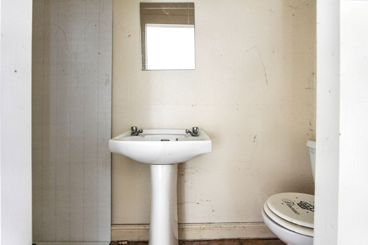 Online Property Auction in London: Cheapside, Worksop, S80 2HU | Auction ends 04/12/2025, a Guide Price of £30,000+.