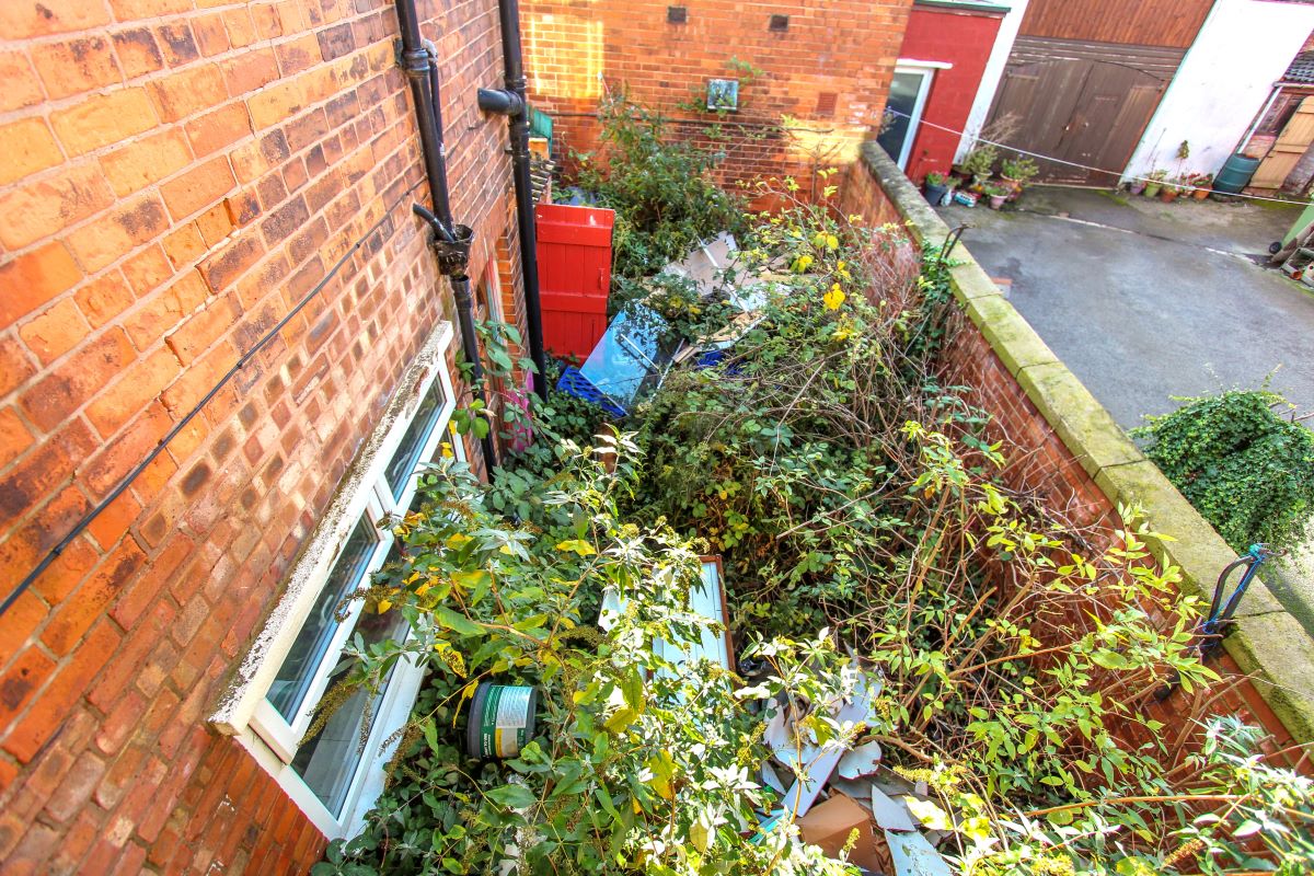 Online Property Auction in London: Cheapside, Worksop, S80 2HU | Auction ends 04/12/2025, a Guide Price of £30,000+.