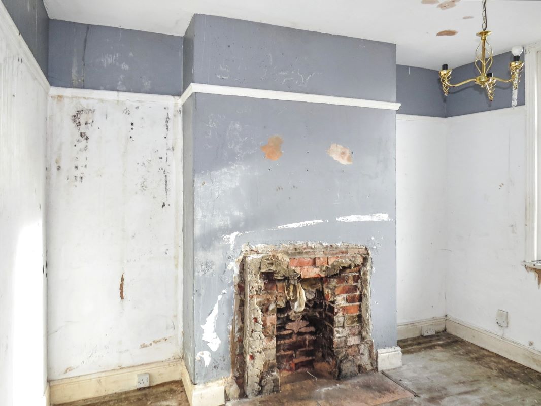 Online Property Auction in London: Enfield Road, Blackpool, FY1 2RB | Auction ends 04/12/2025, a Guide Price of £25,000+.