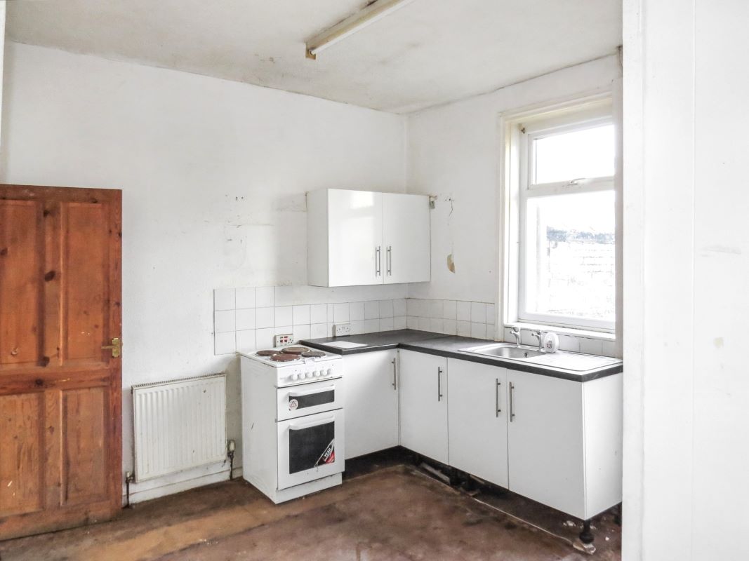 Online Property Auction in London: Enfield Road, Blackpool, FY1 2RB | Auction ends 04/12/2025, a Guide Price of £25,000+.