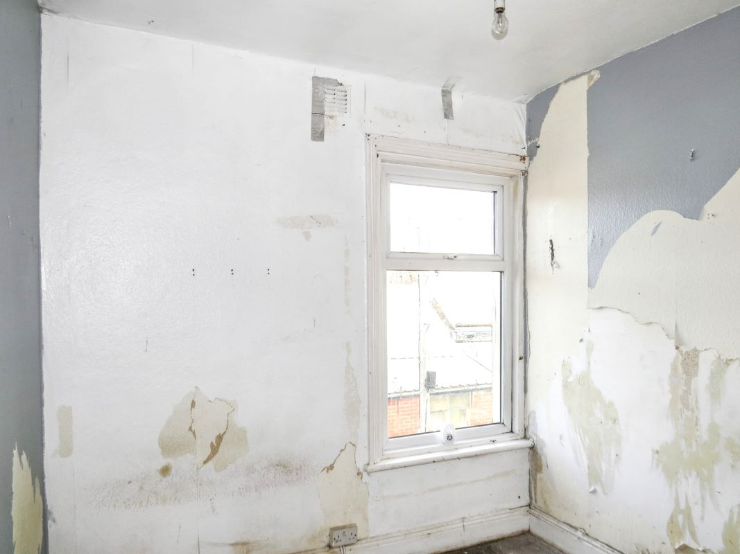 Online Property Auction in London: Enfield Road, Blackpool, FY1 2RB | Auction ends 04/12/2025, a Guide Price of £25,000+.