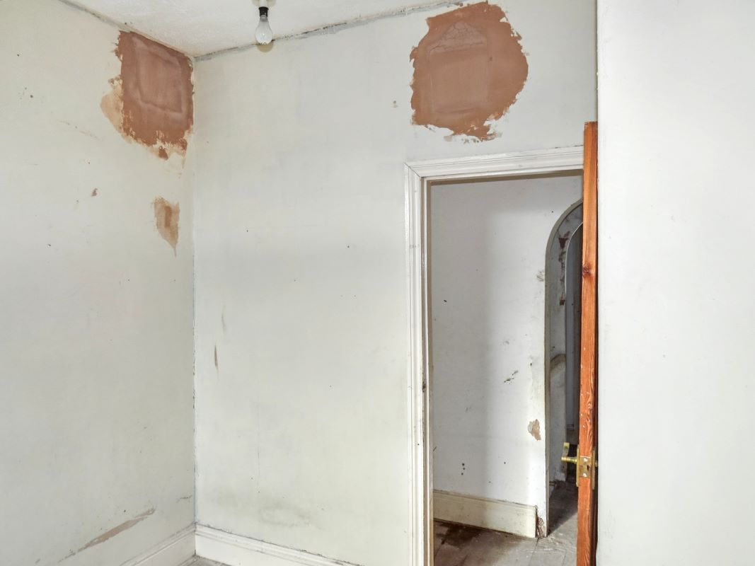 Online Property Auction in London: Enfield Road, Blackpool, FY1 2RB | Auction ends 04/12/2025, a Guide Price of £25,000+.