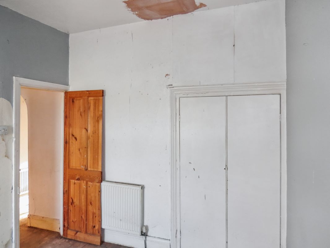 Online Property Auction in London: Enfield Road, Blackpool, FY1 2RB | Auction ends 04/12/2025, a Guide Price of £25,000+.