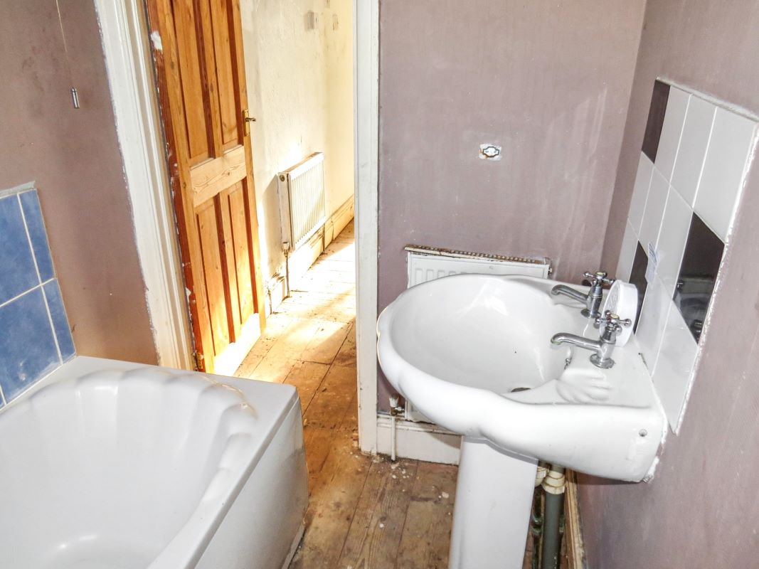 Online Property Auction in London: Enfield Road, Blackpool, FY1 2RB | Auction ends 04/12/2025, a Guide Price of £25,000+.