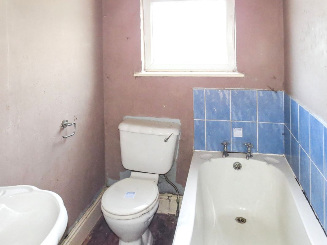 Online Property Auction in London: Enfield Road, Blackpool, FY1 2RB | Auction ends 04/12/2025, a Guide Price of £25,000+.
