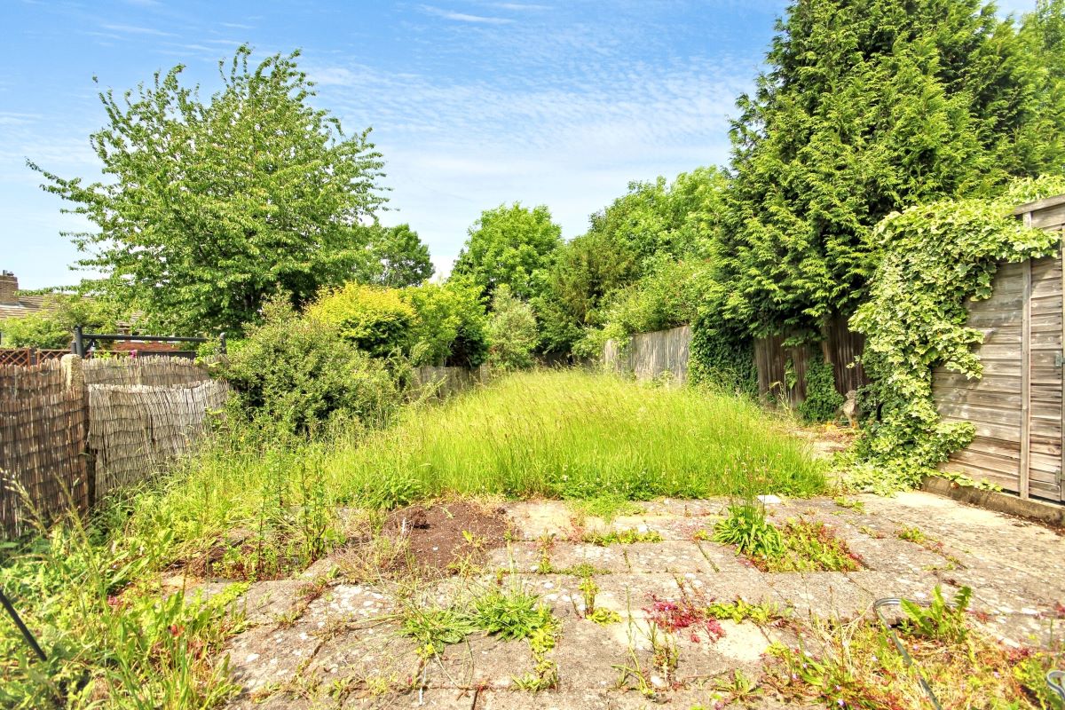 Online Property Auction in London: Scottswood Road, Bushey, WD23 2DN | Auction ends 04/12/2025, a Guide Price of £240,000+.