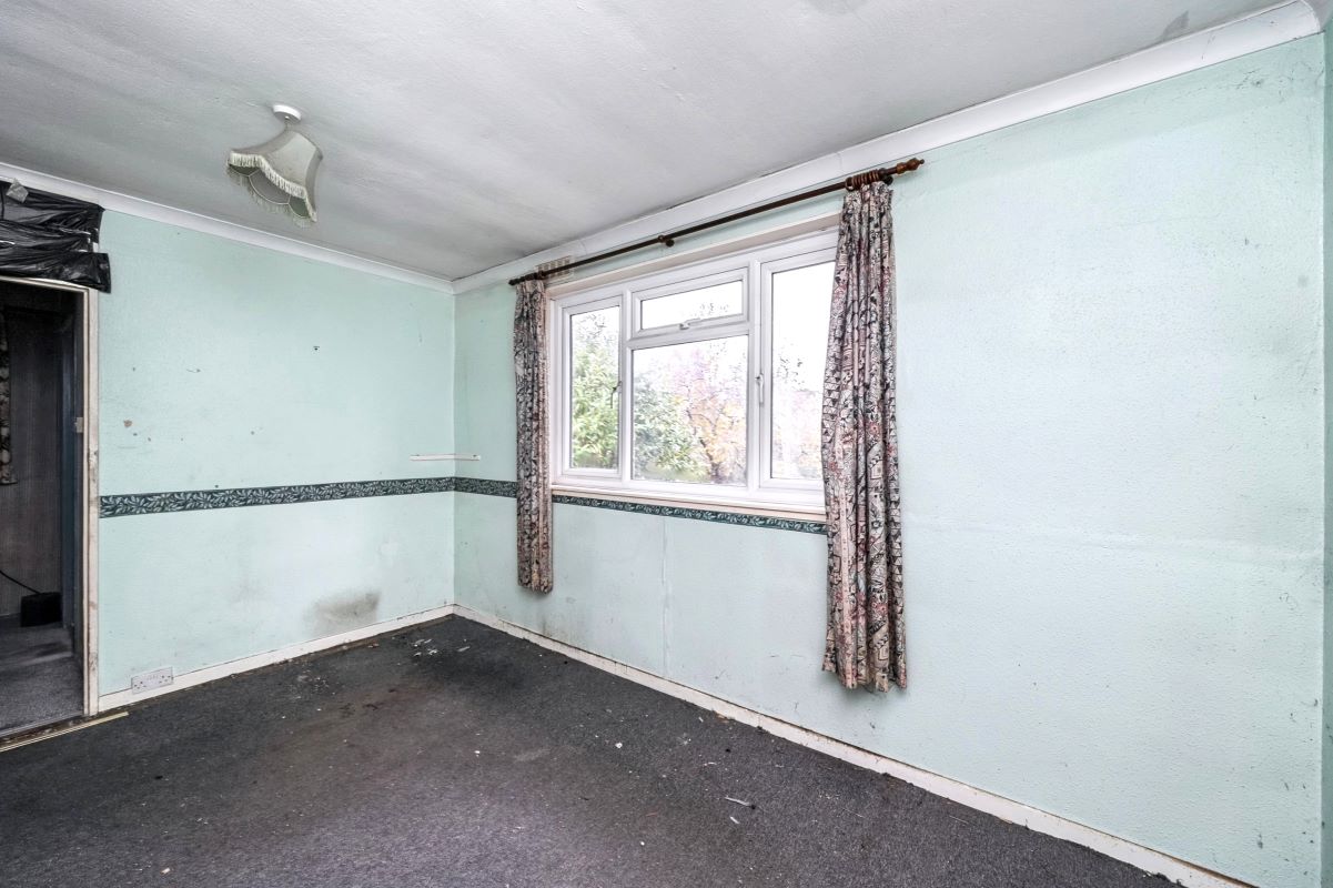 Online Property Auction in London: Mayfield Close, New Haw, Addlestone, KT15 3AJ | Auction ends 04/12/2025, a Guide Price of £225,000+.