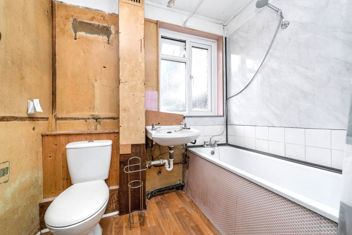 Online Property Auction in London: Mayfield Close, New Haw, Addlestone, KT15 3AJ | Auction ends 04/12/2025, a Guide Price of £225,000+.