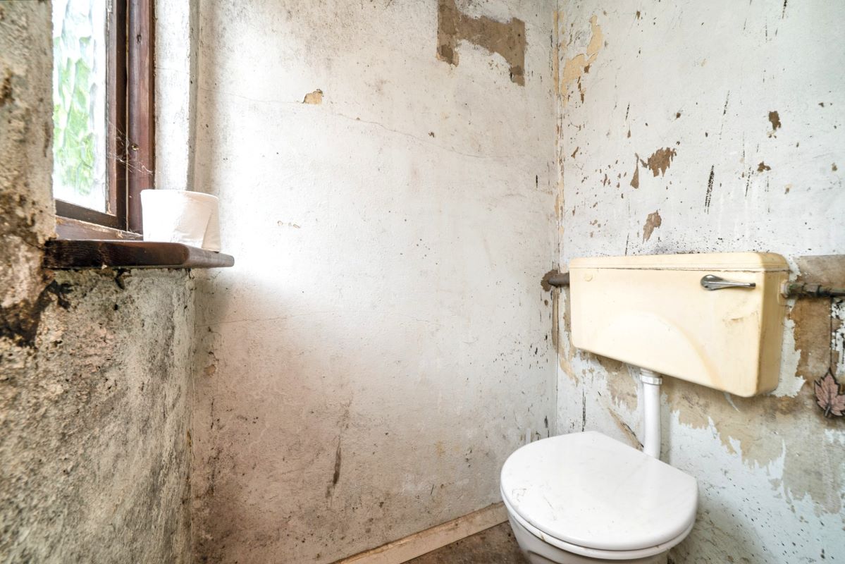 Online Property Auction in London: Mayfield Close, New Haw, Addlestone, KT15 3AJ | Auction ends 04/12/2025, a Guide Price of £225,000+.