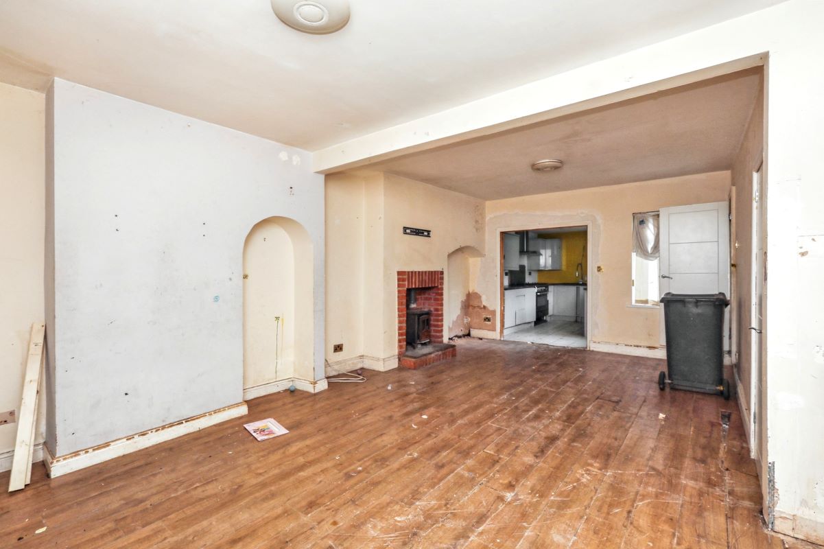 Online Property Auction in London: Wellington Road, Edlington, Doncaster, DN12 1AQ | Auction ends 04/12/2025, a Guide Price of £30,000+.