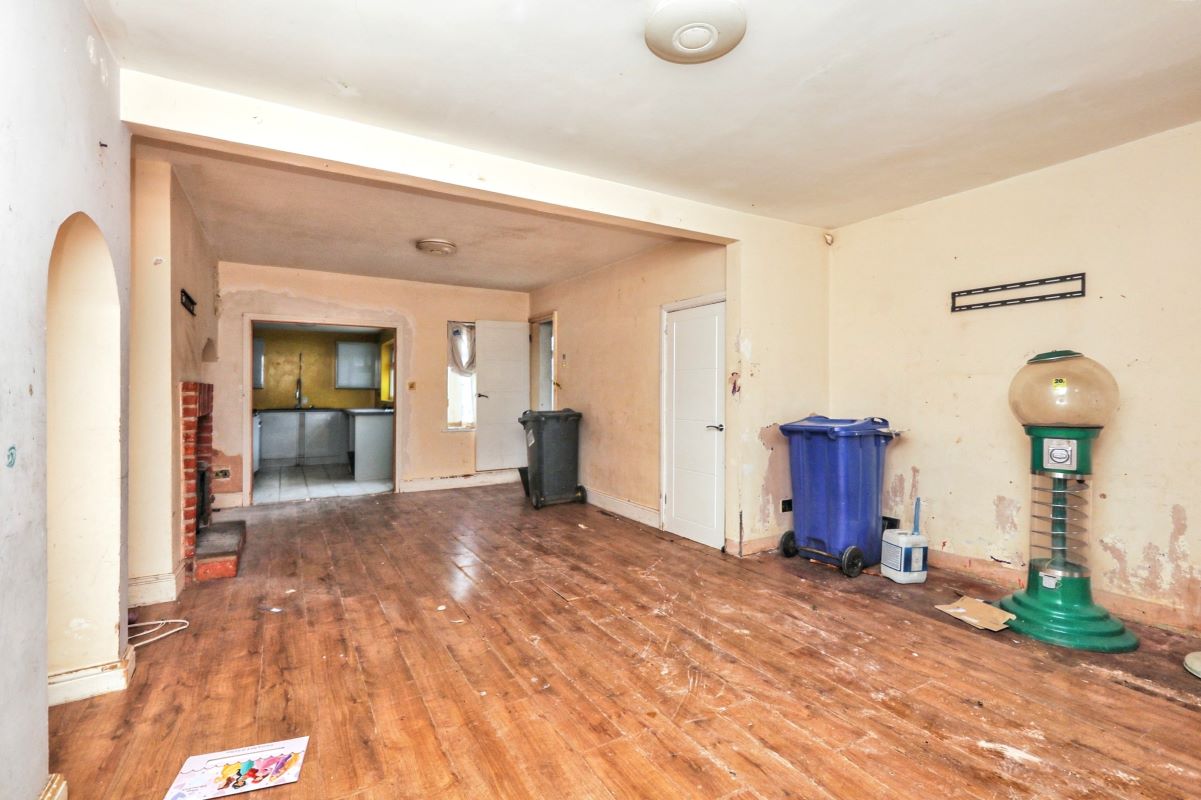 Online Property Auction in London: Wellington Road, Edlington, Doncaster, DN12 1AQ | Auction ends 04/12/2025, a Guide Price of £30,000+.