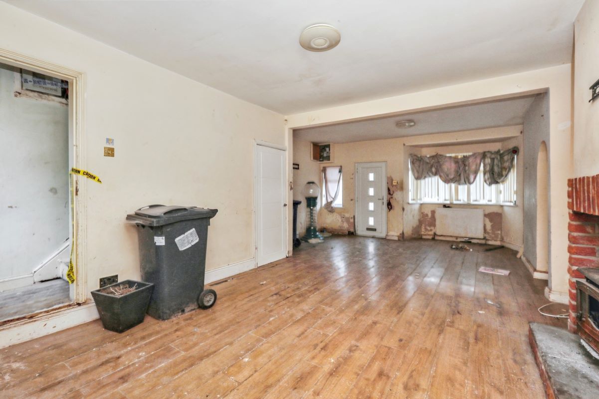 Online Property Auction in London: Wellington Road, Edlington, Doncaster, DN12 1AQ | Auction ends 04/12/2025, a Guide Price of £30,000+.