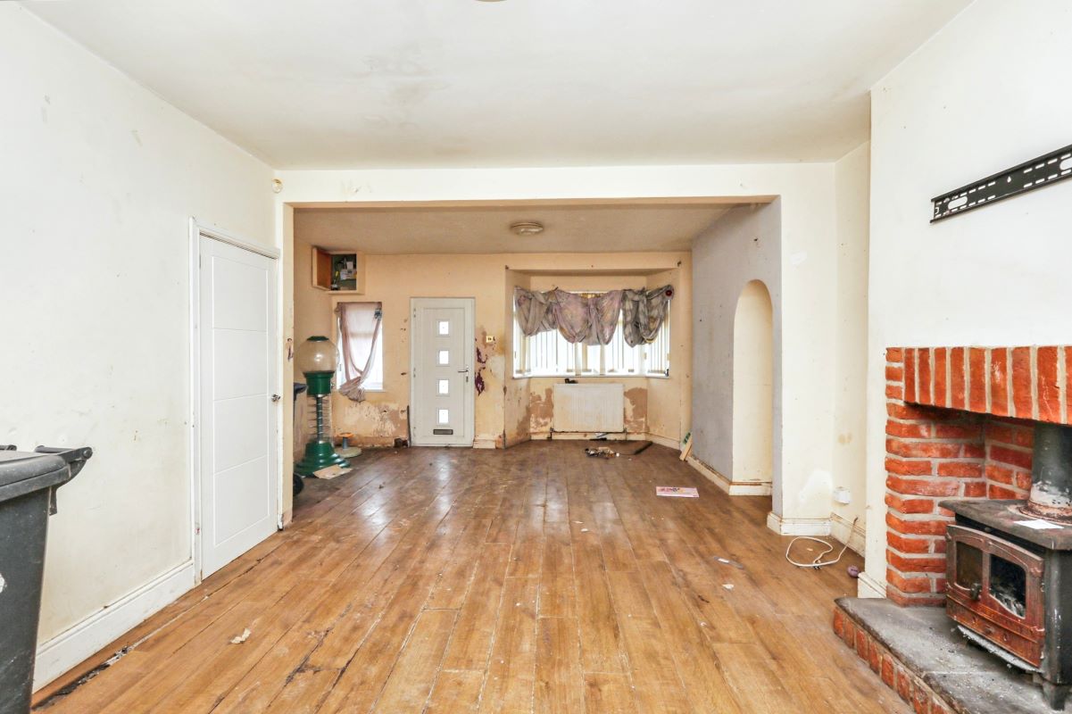 Online Property Auction in London: Wellington Road, Edlington, Doncaster, DN12 1AQ | Auction ends 04/12/2025, a Guide Price of £30,000+.