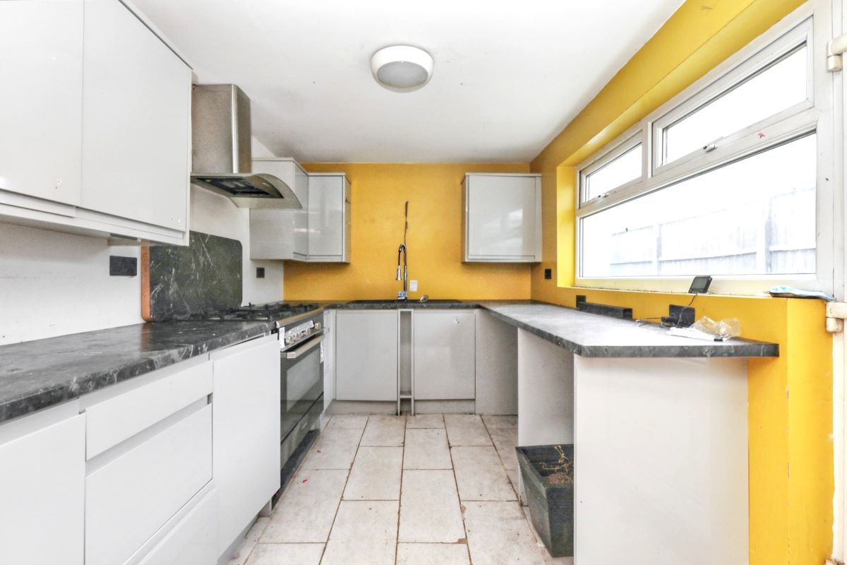 Online Property Auction in London: Wellington Road, Edlington, Doncaster, DN12 1AQ | Auction ends 04/12/2025, a Guide Price of £30,000+.