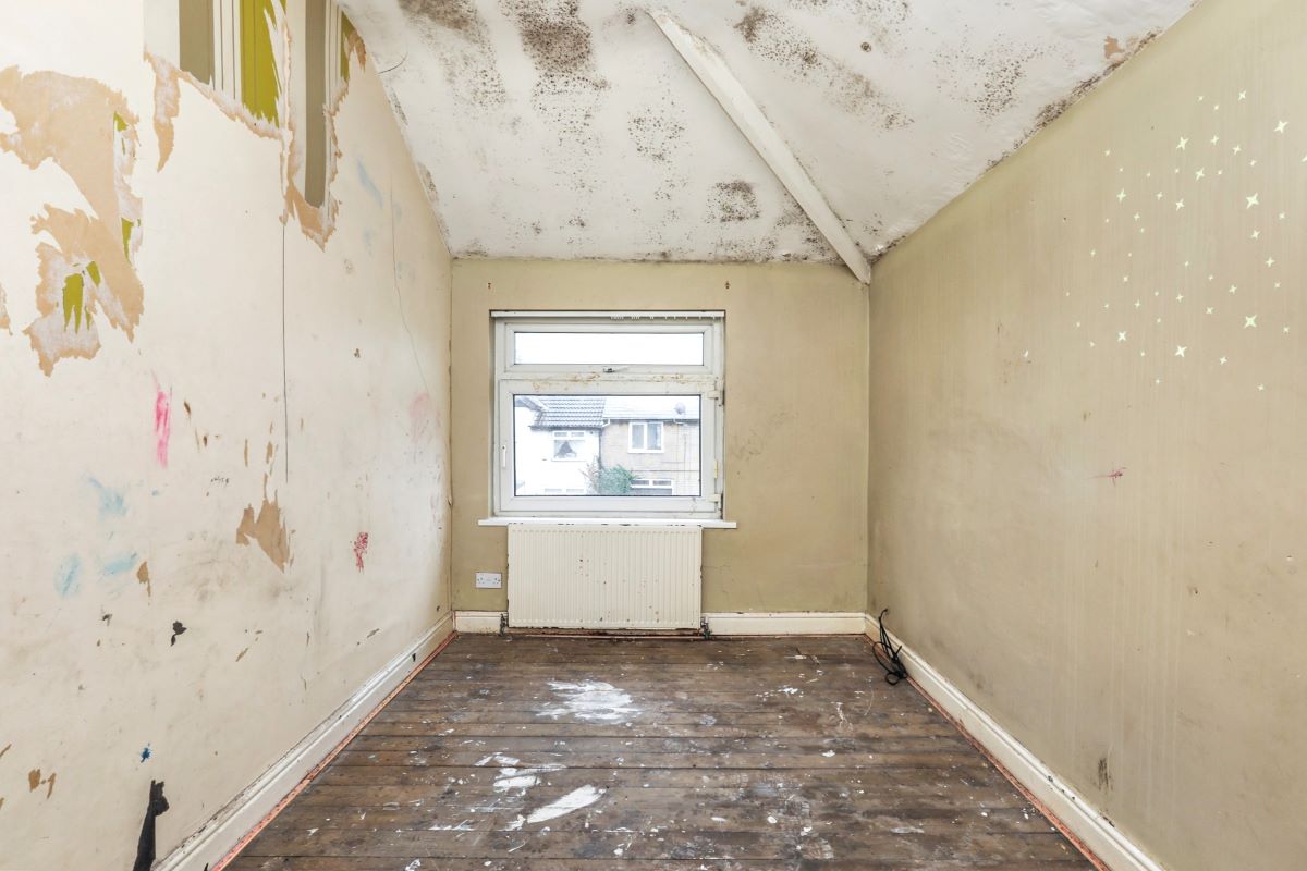 Online Property Auction in London: Wellington Road, Edlington, Doncaster, DN12 1AQ | Auction ends 04/12/2025, a Guide Price of £30,000+.