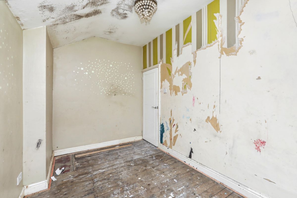 Online Property Auction in London: Wellington Road, Edlington, Doncaster, DN12 1AQ | Auction ends 04/12/2025, a Guide Price of £30,000+.