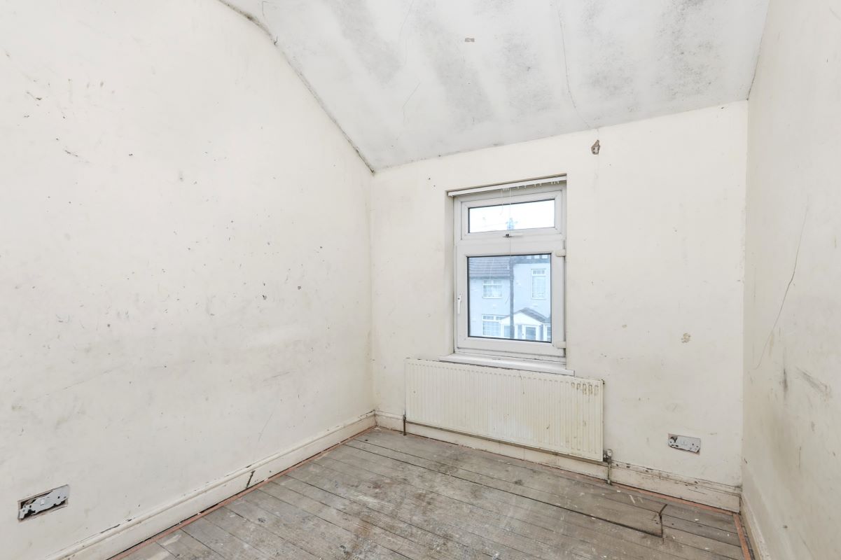 Online Property Auction in London: Wellington Road, Edlington, Doncaster, DN12 1AQ | Auction ends 04/12/2025, a Guide Price of £30,000+.