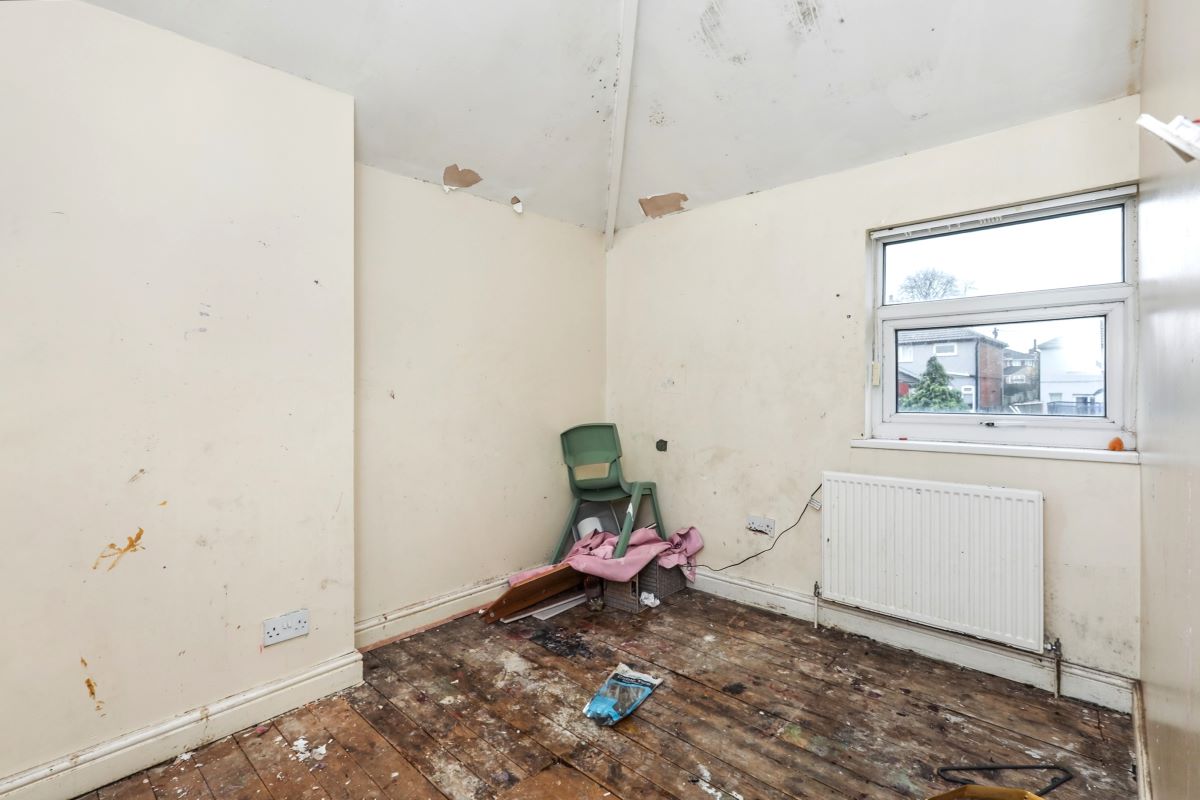 Online Property Auction in London: Wellington Road, Edlington, Doncaster, DN12 1AQ | Auction ends 04/12/2025, a Guide Price of £30,000+.