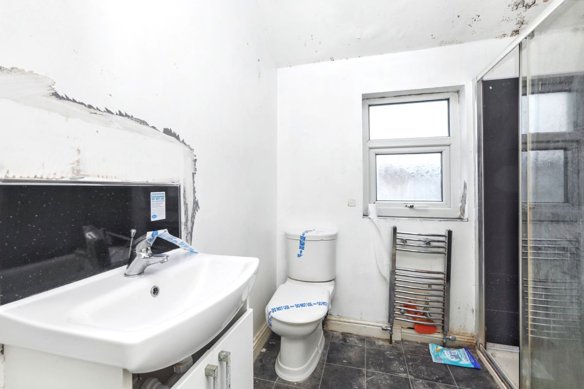 Online Property Auction in London: Wellington Road, Edlington, Doncaster, DN12 1AQ | Auction ends 04/12/2025, a Guide Price of £30,000+.