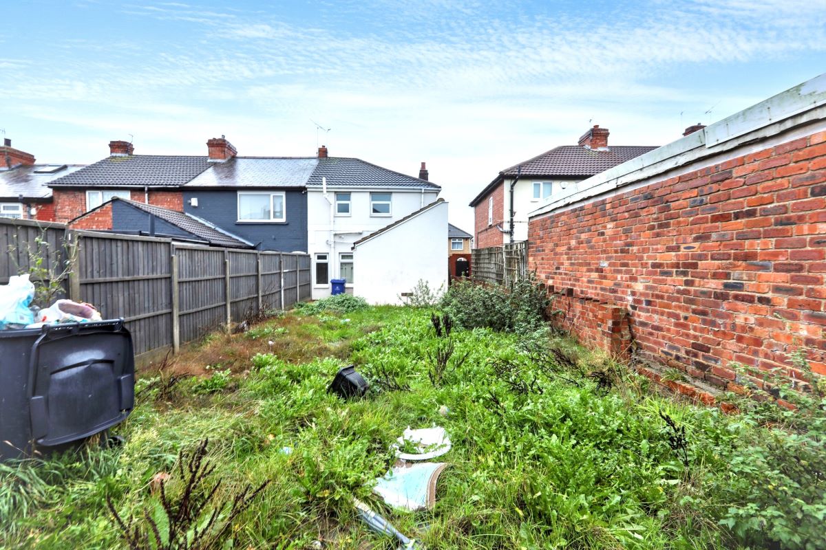 Online Property Auction in London: Wellington Road, Edlington, Doncaster, DN12 1AQ | Auction ends 04/12/2025, a Guide Price of £30,000+.