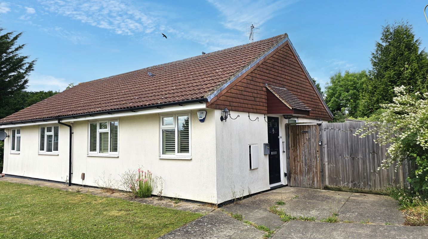 Online Property Auction in London: Scottswood Road, Bushey, WD23 2DN | Auction ends 04/12/2025, a Guide Price of £240,000+.