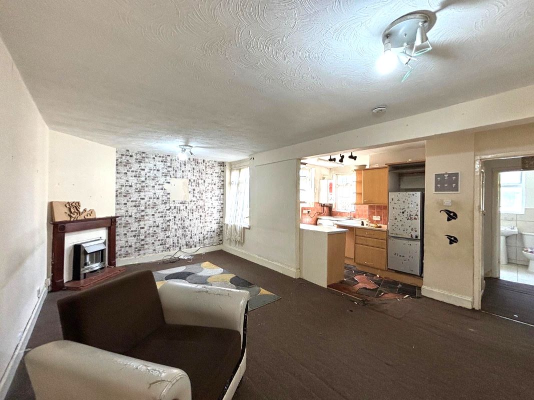 Online Property Auction in London: Courtlands Drive, Watford, WD17 4HZ | Auction ends 04/12/2025, a Guide Price of £80,000+.