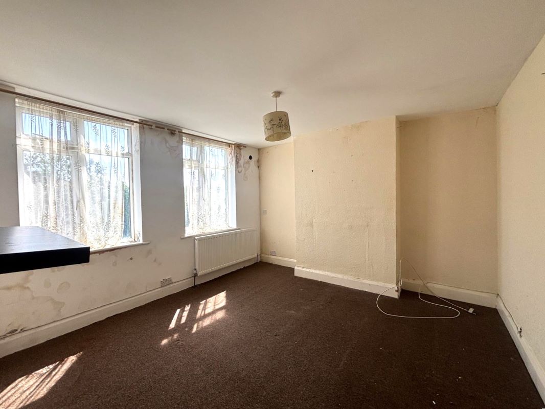 Online Property Auction in London: Courtlands Drive, Watford, WD17 4HZ | Auction ends 04/12/2025, a Guide Price of £80,000+.