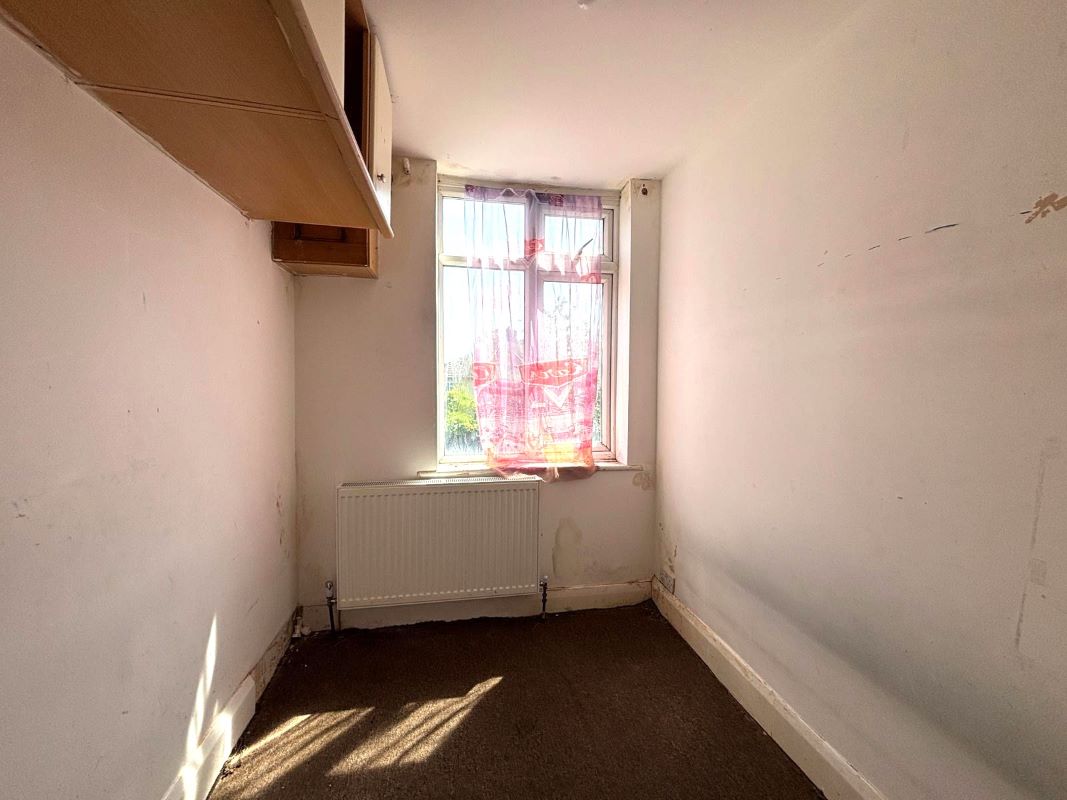 Online Property Auction in London: Courtlands Drive, Watford, WD17 4HZ | Auction ends 04/12/2025, a Guide Price of £80,000+.